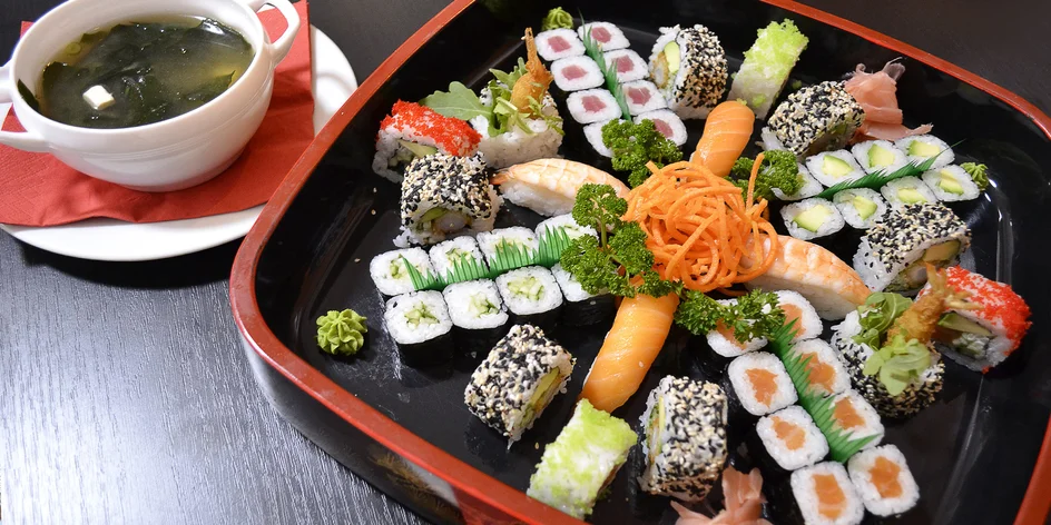 Sushi sety: 24–72 ks, minizávitky, polévky i wakame