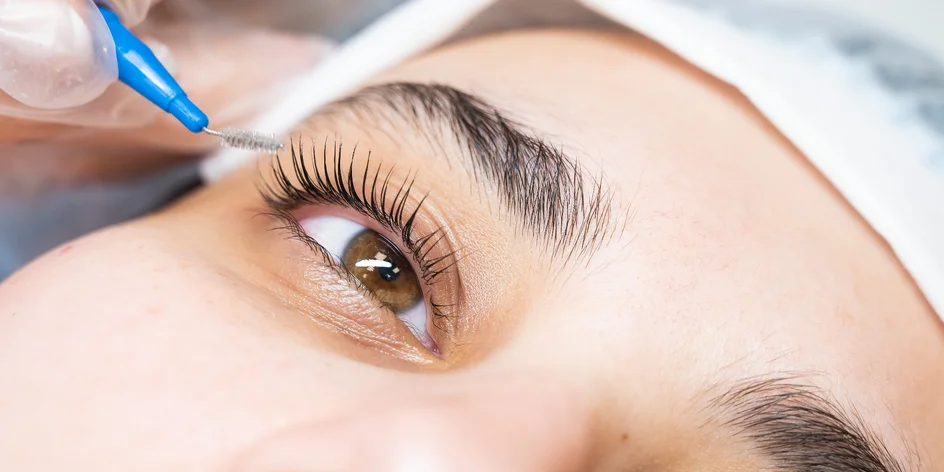 Laminace obočí a lashlifting pro okouzlující pohled