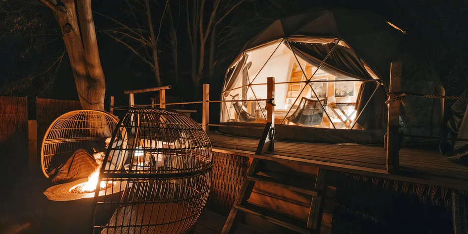 Glamping: iglú u Prachovských skal, sauna a horký sud i snídaně