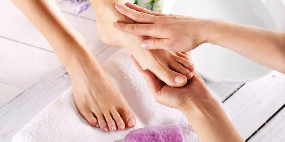Spa pedikúra i s lymfodrenáží či shellacem