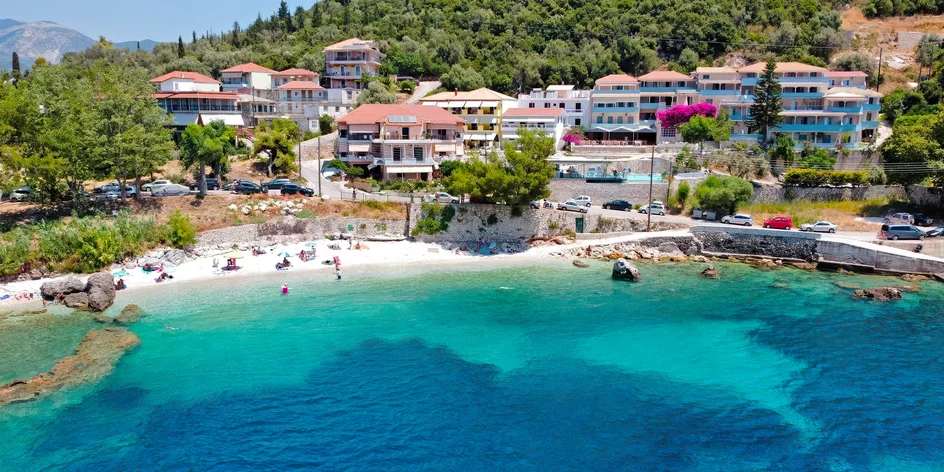 Lefkada vč. letenky: hotel u pláže, polopenze, bazény