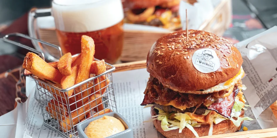 Klasický nebo dvojitý burger i s hranolky pro 1 či 2 os.