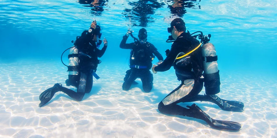 Potápěčem na zkoušku: instruktáž a ponor v bazénu