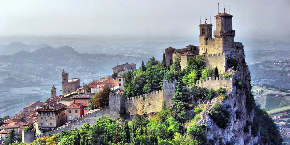 San Marino a koupání na pláži v Rimini