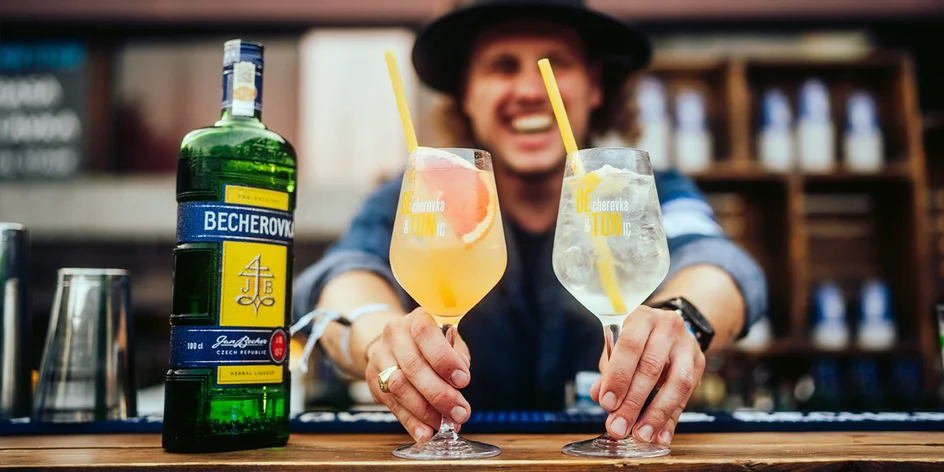 Zážitková prohlídka The Home of Becherovka, koktejly i láhev
