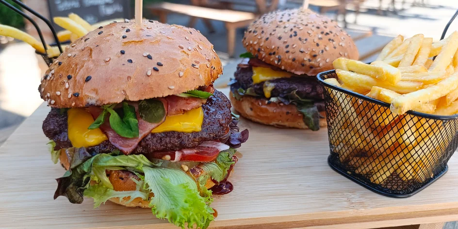 Bacon burger nebo cheeseburger s hranolky