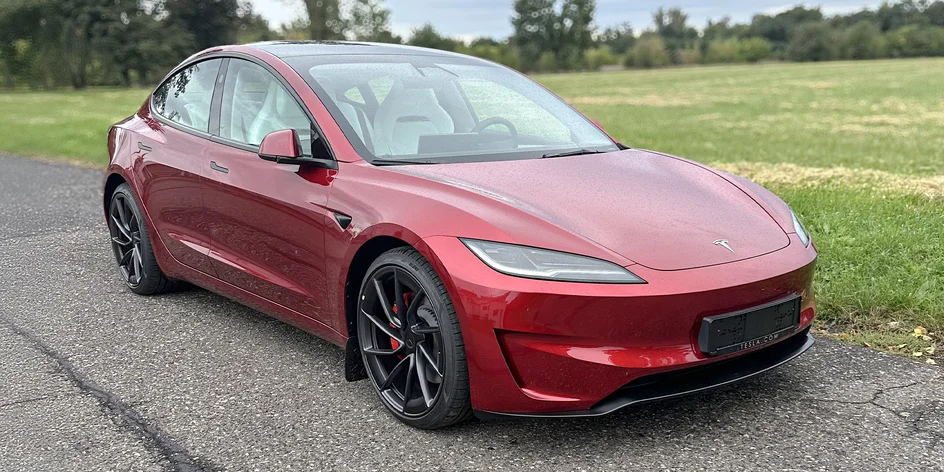 Jízda v nejmodernějším a nevýkonnějším elektromobilu od značky Tesla
