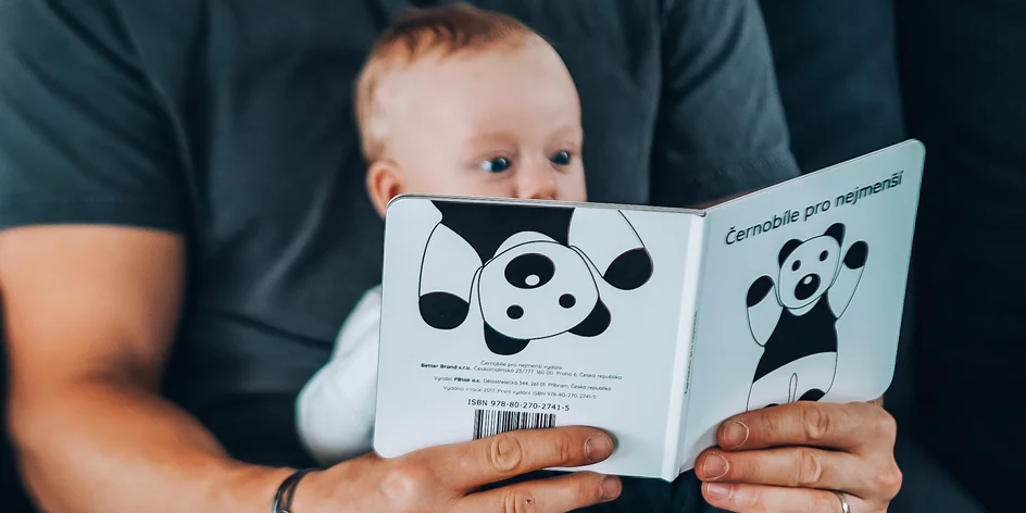 Jak dětem už od narození rozvíjet zrak a mozek? Černobílými knížkami