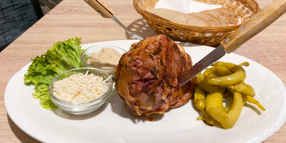 1 či 2 grilovaná kolena s křenem, hořčicí a pečivem