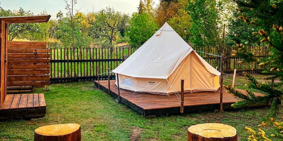 Glamping u CHKO Brdy: stan s venkovní koupelnou u rybníka