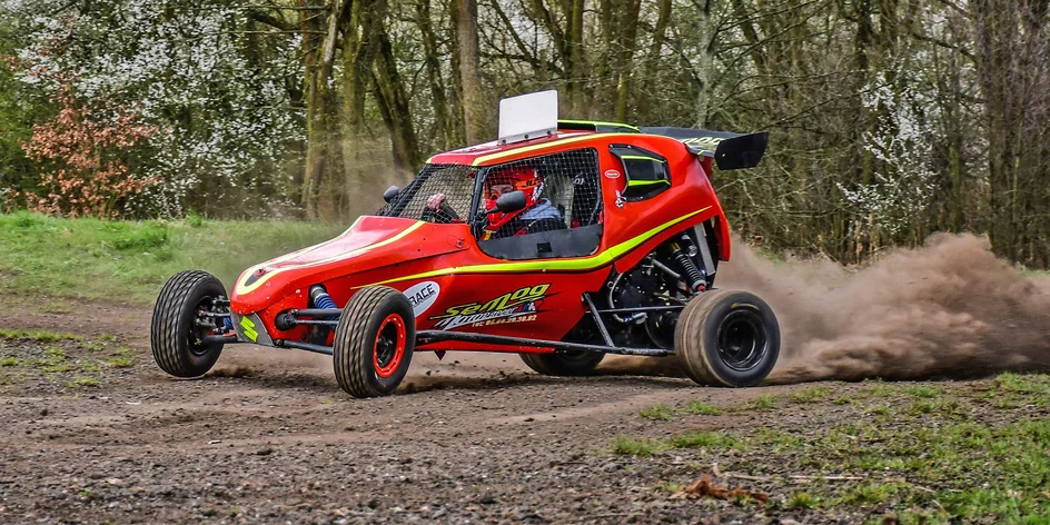 Adrenalinová jízda v buggy na závodním okruhu