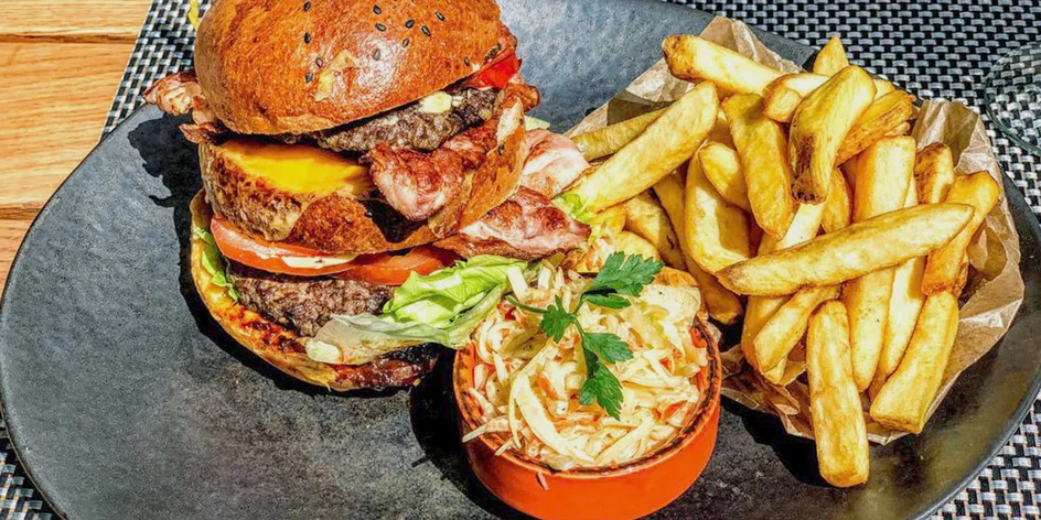 Burger z vyzrálého hovězího a přílohy pro 1 či 2 osoby