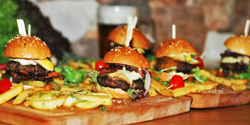 4 nebo 8 mini burgerů a americké brambory