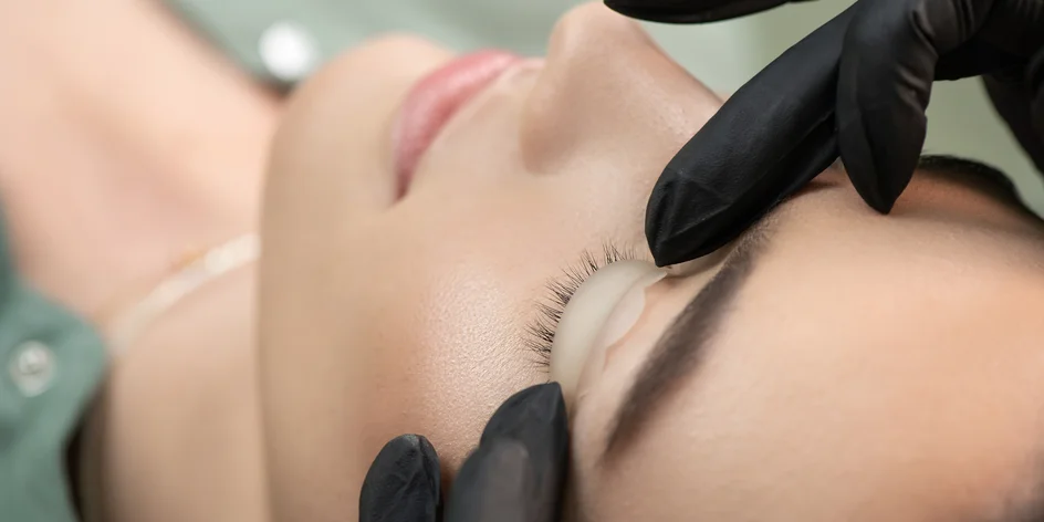 Lash lifting včetně hloubkové výživy řas či prodloužení řas