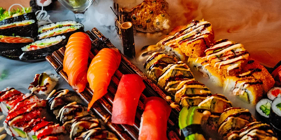 32 až 74 kousků pestrého sushi na suchém ledu