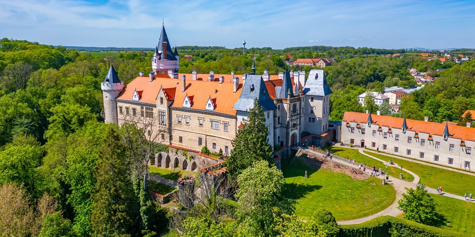 15 hradů a zámků ve Středočeském kraji: Kde provází čarodějka a kam na středověké hody?