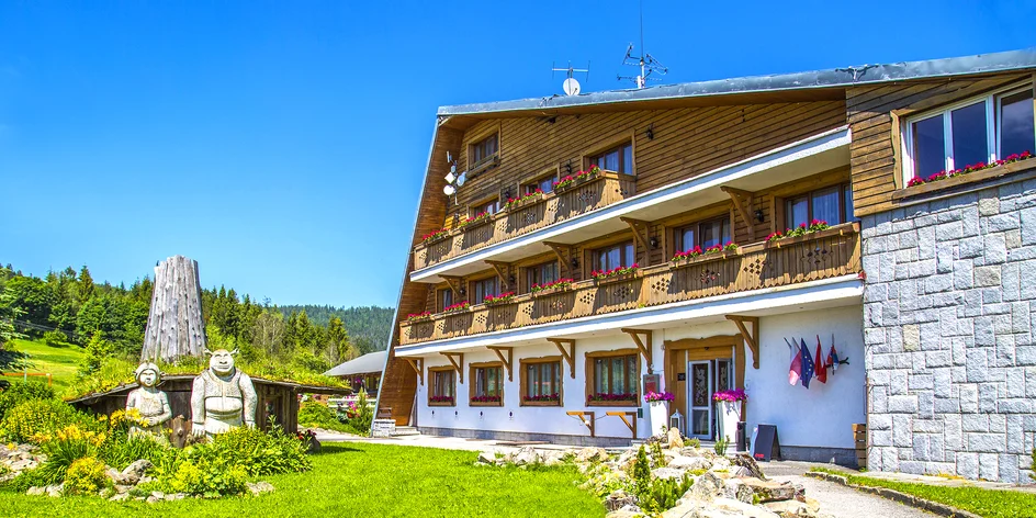 Jak se na rodinné dovolené nezbláznit? Jeďte do hotelu, kde se děti zabaví, i když prší