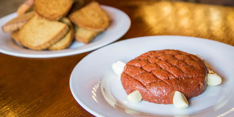450 g tataráku z falešné svíčkové vč. topinek