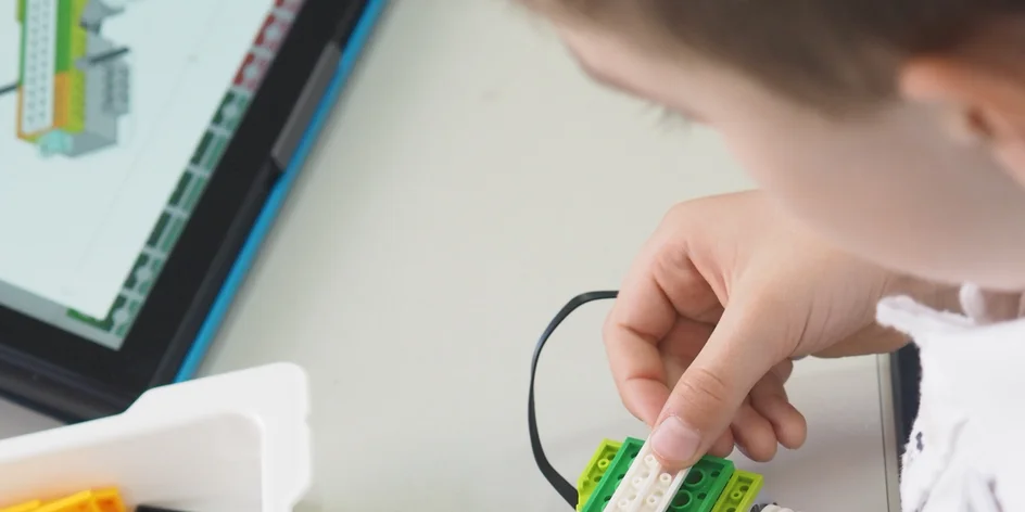 Blogerka Veru Harnol si se synem postavila robota!