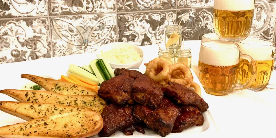 Masová hostina pro 3-4 osoby: žebra, křídla i pivo