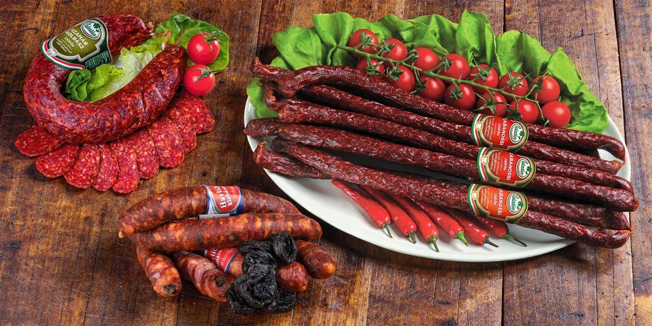 Prémiové uzeniny: klobásy z Mangalice, chilli podkova aj.