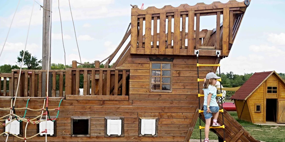 Vzhůru do Herolandu! Pirátská loď, vodní svět, obří trampolíny i zastíněné pískoviště