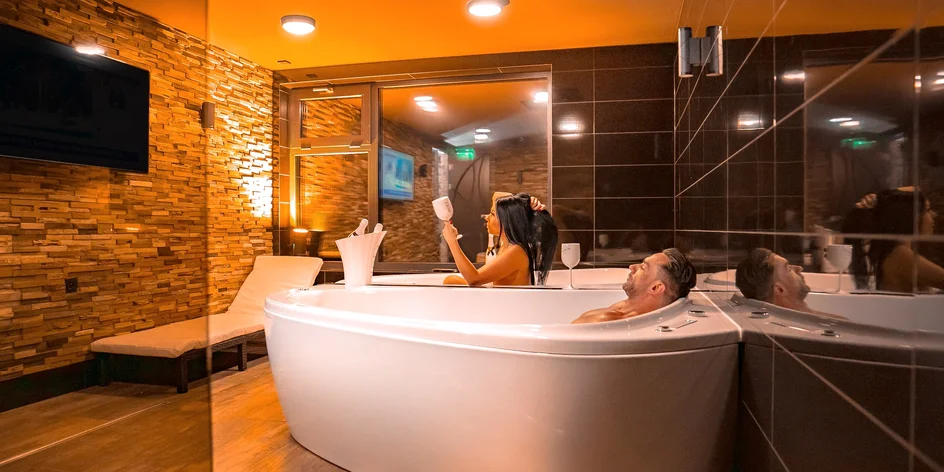 Privátní spa koupel s lahví španělského vína pro 2 os.
