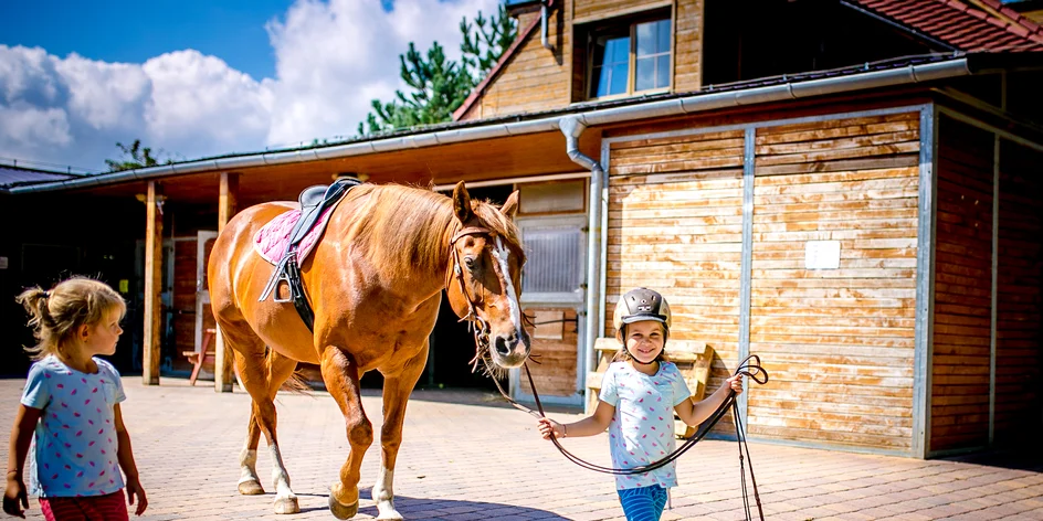 Vyrazte na Ranč Kostelany: bydlet v teepee, házet tomahawkem a za koňmi až do stájí