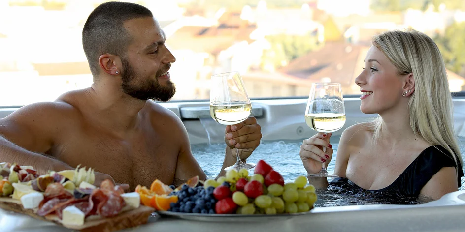 Privátní vířivka nebo celé wellness a sekt pro 2 osoby