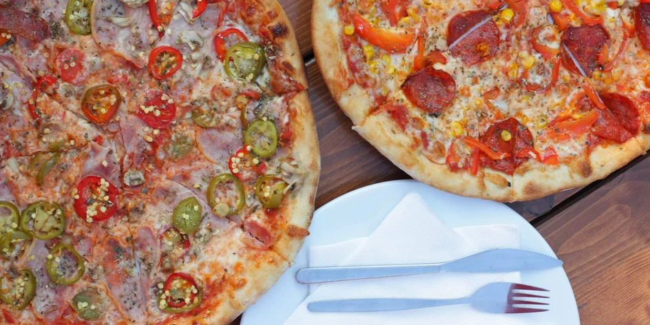 Jedna nebo dvě pizzy podle výběru ze 17 druhů