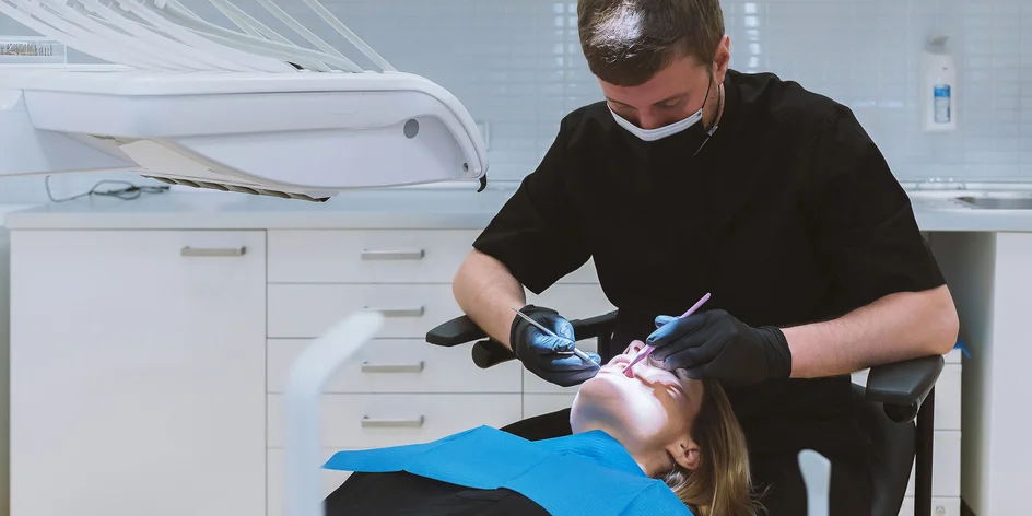 Dentálna hygiena s pieskovaním a bielenie zubov