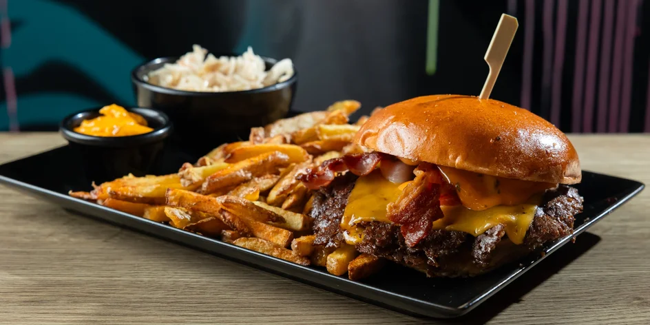 Double simple smash burger s hranolčekmi a coleslawom