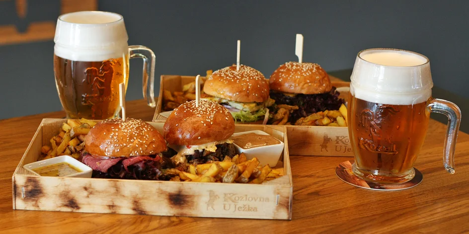 2 nebo 4 miniburgery s hranolky i pivem