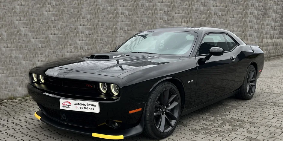 Černý Dodger Challenger 5.7 V8 HEMI až na 24 hod.