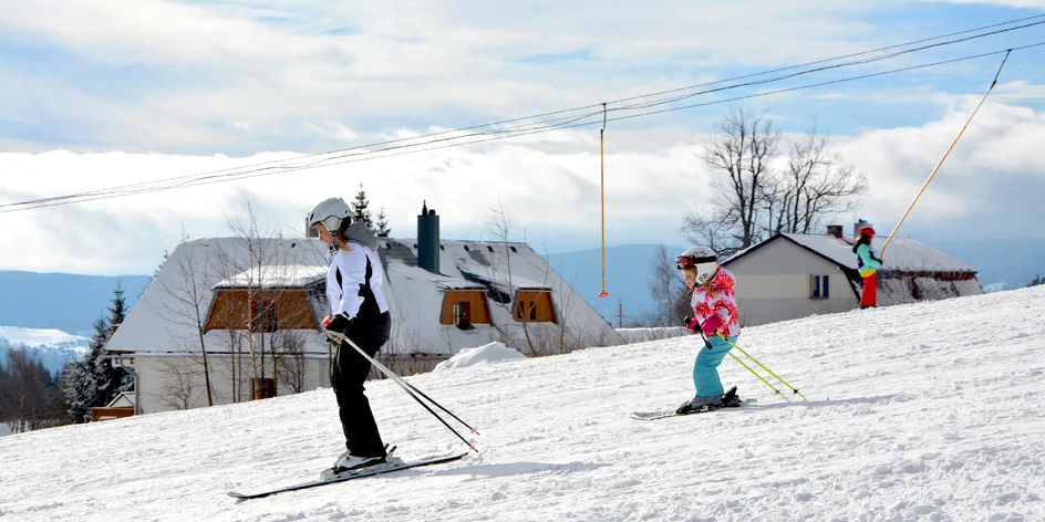 Skiareály na Šumavě, kde se vyřádíte vy i děti