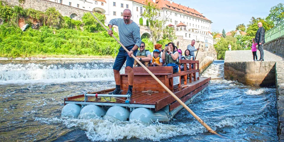 Letní plavba na voru centrem Českého Krumlova