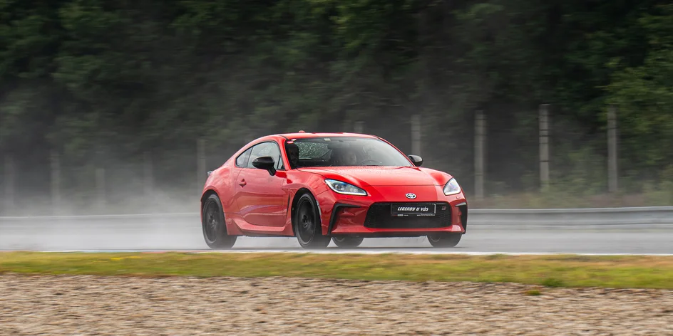 Řízení i spolujízda v Toyotě GR86 na závodním okruhu