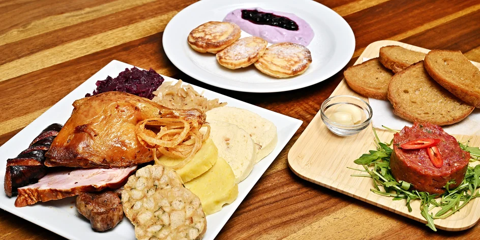 Klasické české menu: tatarák, masové prkno i dezert