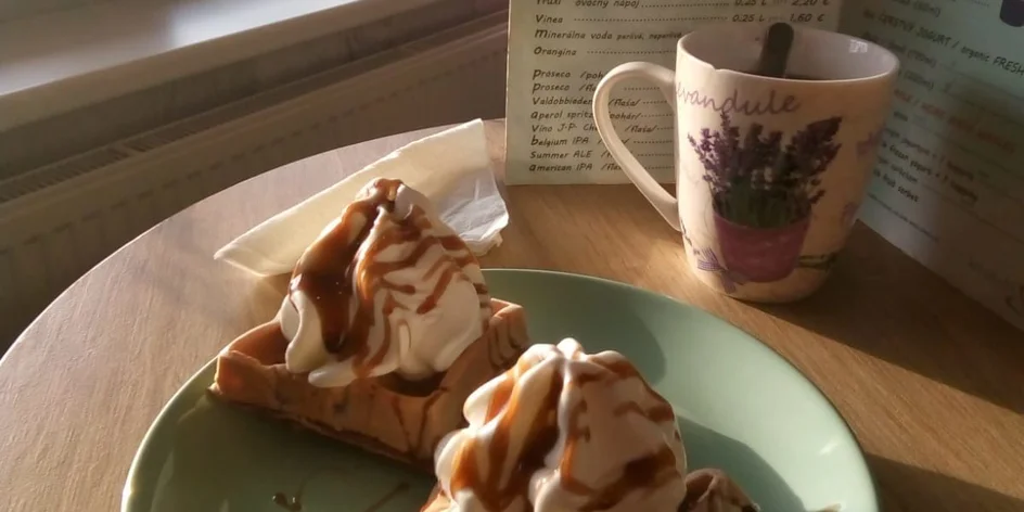 TESTUJEME: Domáce waffle s mrazeným jogurtom v Lavandu Melrose Café