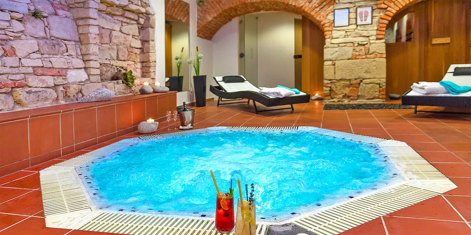 Koupel, wellness i čtyřchodová večeře pro 2 osoby