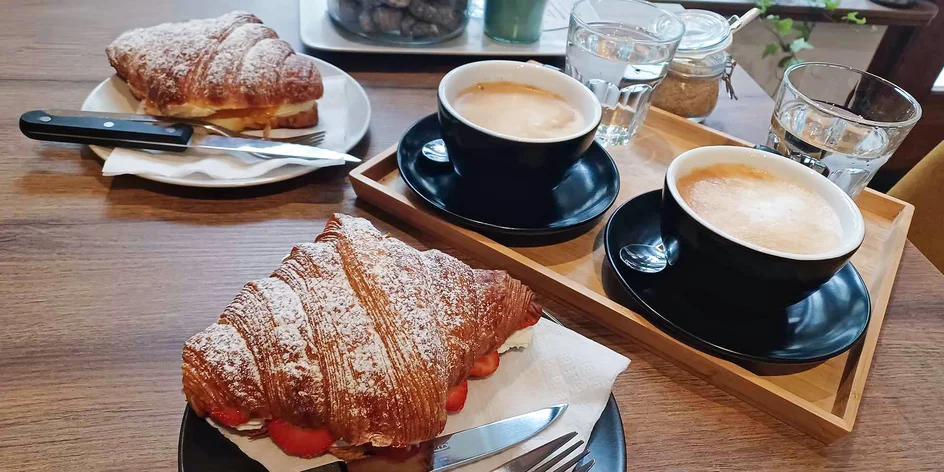 Croissant a káva podle výběru pro 2 osoby