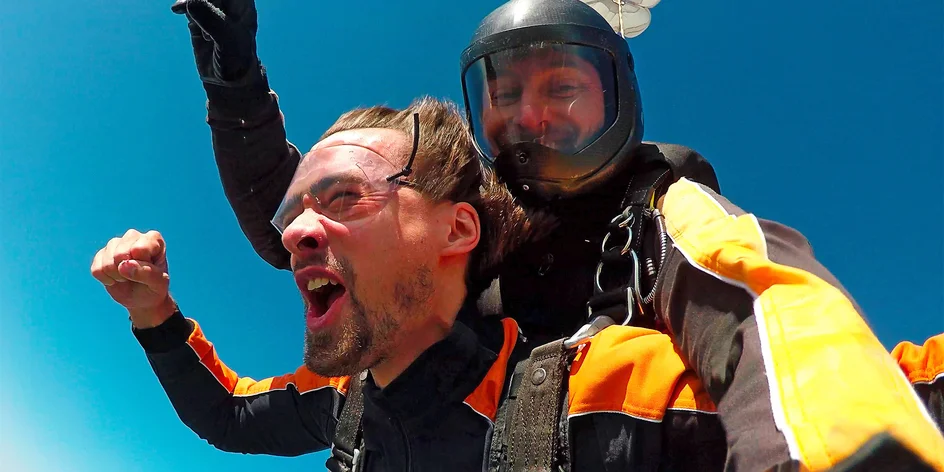 Testujeme tandemový seskok padákem: Jak probíhá a na co se připravit?