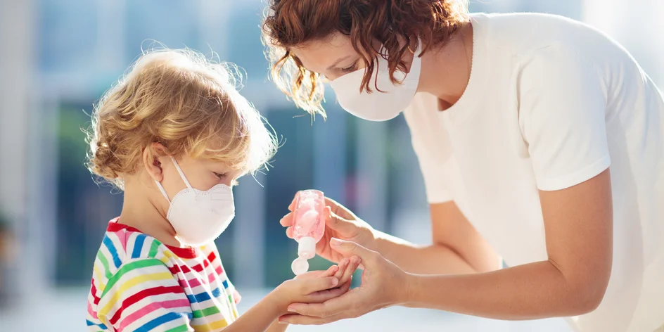 Skončila povinnost nosit respirátory a chirurgické roušky