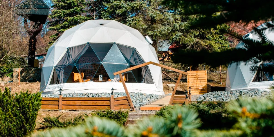 Jurty, posedy i glamping. Senzační dovolenou zažijete i v Česku