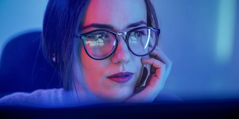 Bolí vás hlava nebo pálí oči z práce na PC? Zkuste brýle proti modrému světlu
