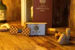Ručne vyrábaný drevený motýlik v darčekovom balení | Modrá / šachovnica