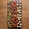 Hořká čokoláda s 68 % kakaa zdobená pistáciemi, lískovými a pekanovými ořechy | Motiv: Gratuluji