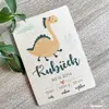 Dřevěná cedulka s porodními údaji - dinosaurus