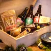 Dřevěná dárková krabice s tyčinkami a dárkovými předměty (5x 1 l piva)