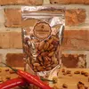 Křupavé mandle pečené a karamelizované v pivní sladině s příchutí jahoda a chilli | Hmotnost: 100 g